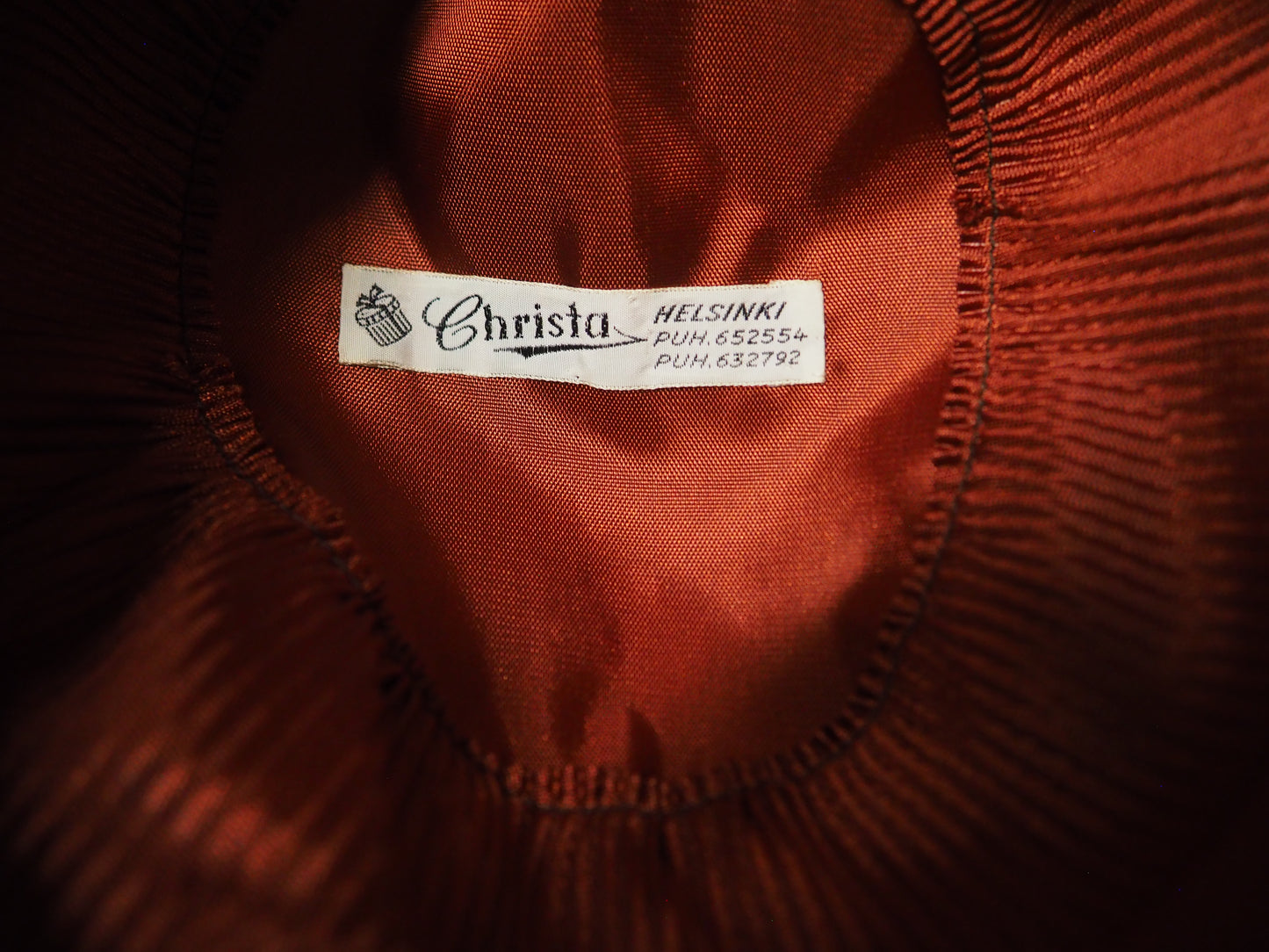 Ruskea hattu sulkakoristeella