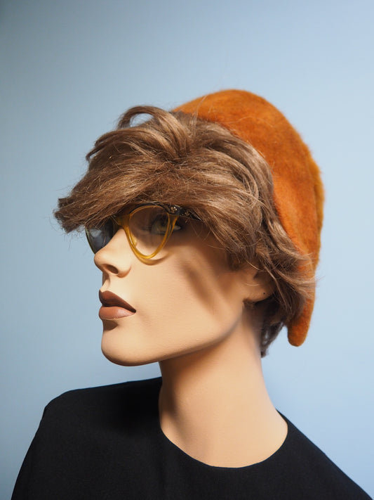 Punertavan ruskea huopahattu