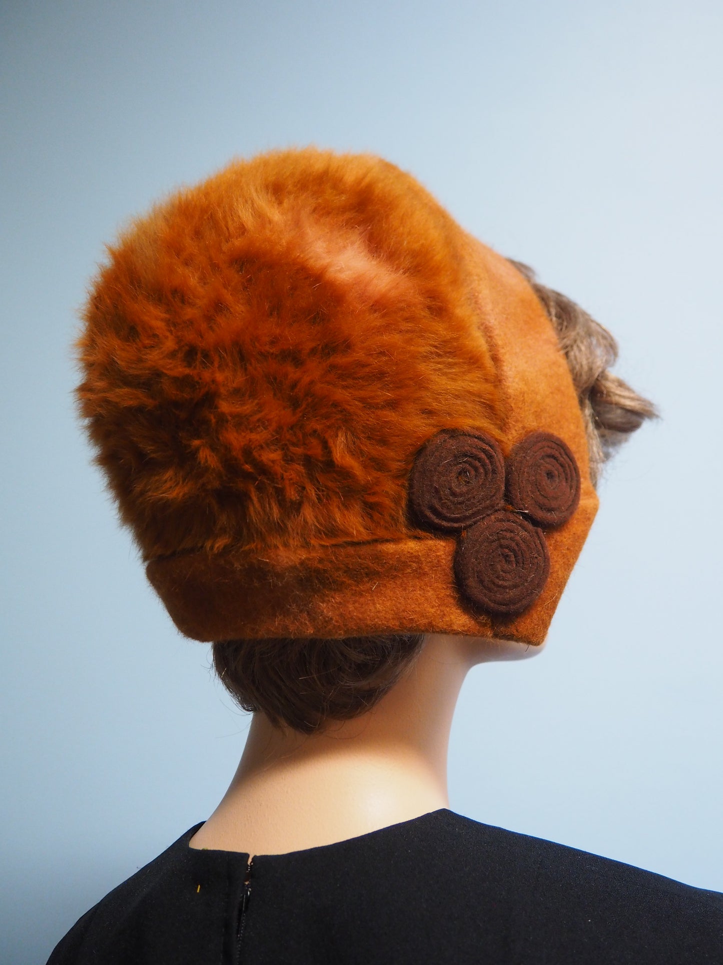 Punertavan ruskea huopahattu