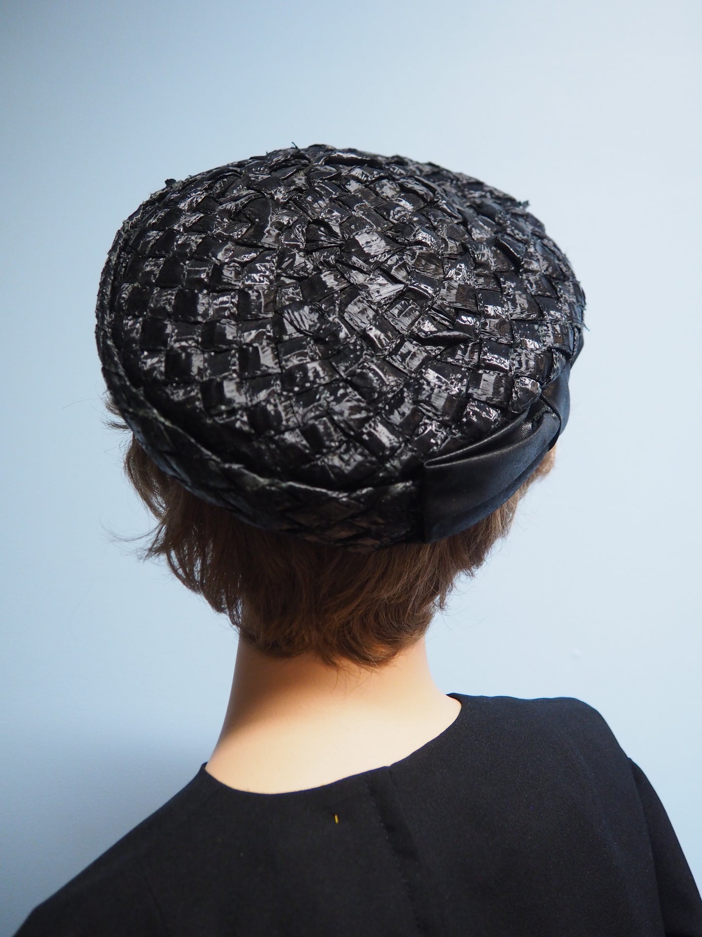 Musta rusettikoristeinen hattu