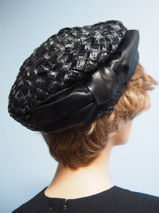 Musta rusettikoristeinen hattu
