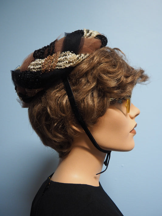 Monivärinen letitetty hatuke päähine