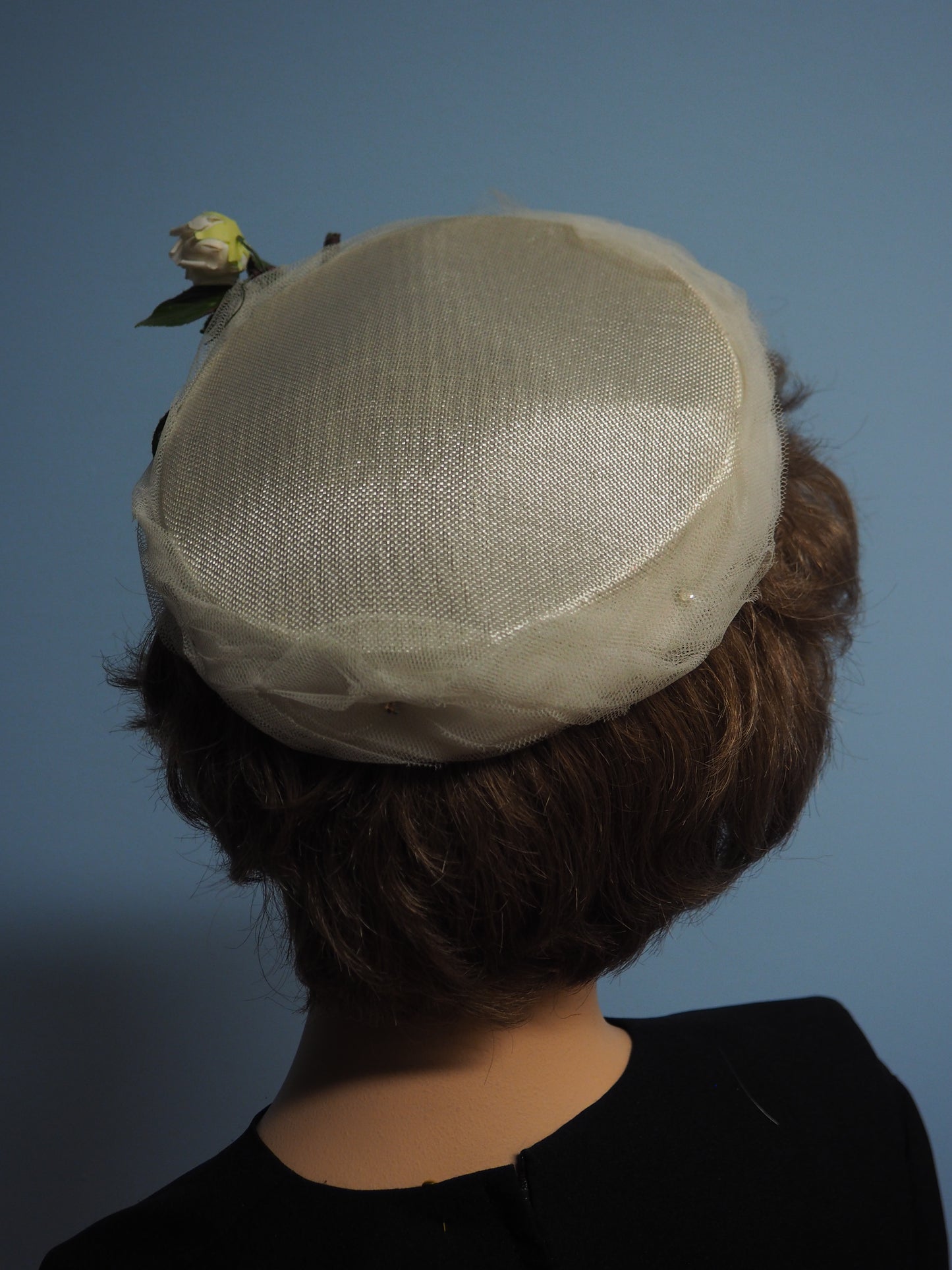 Valkoinen pillerihatuke koristekukalla