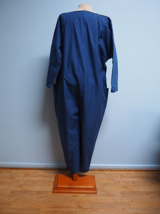 Tummansiniset haalarit