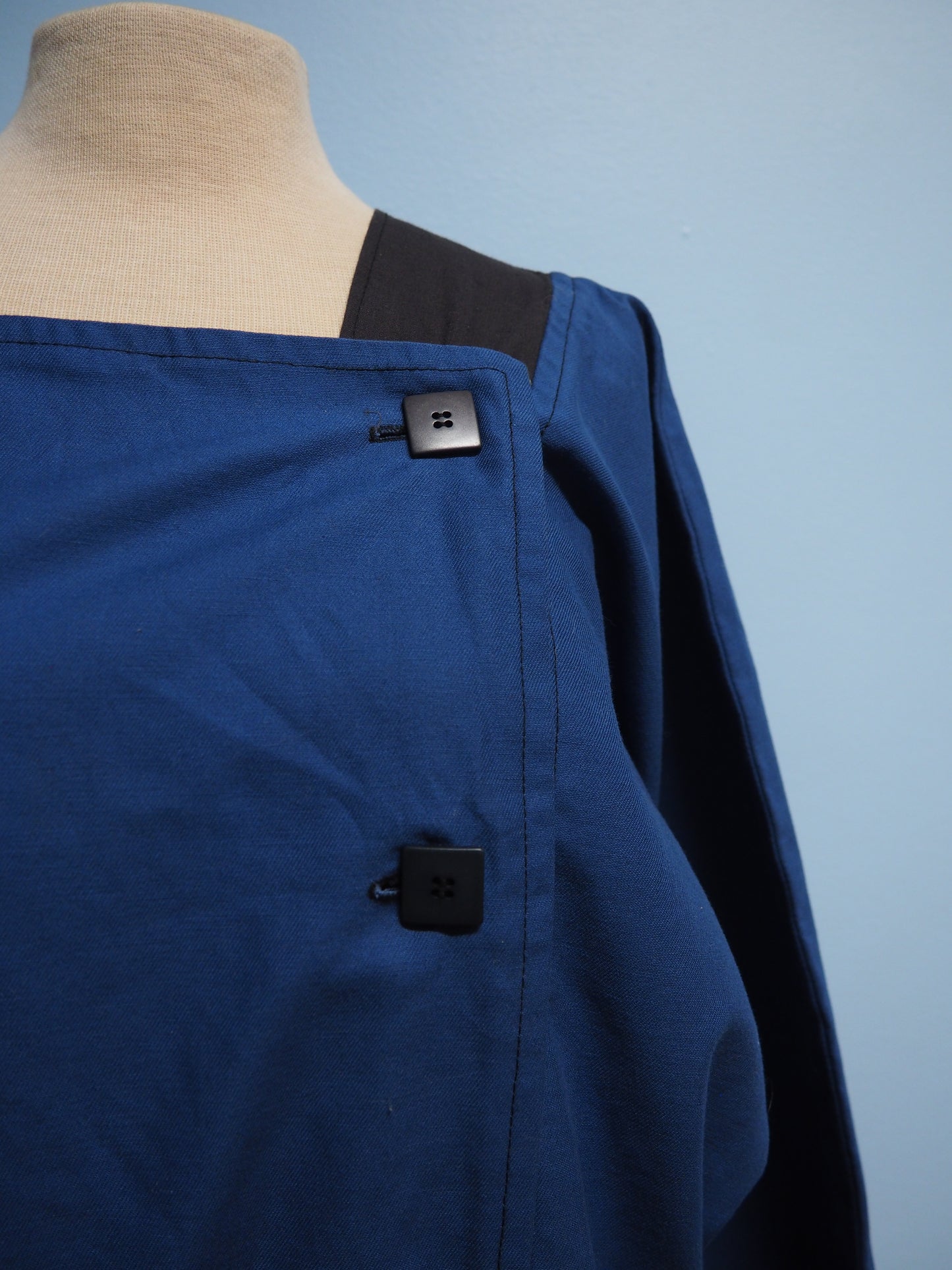 Tummansiniset haalarit