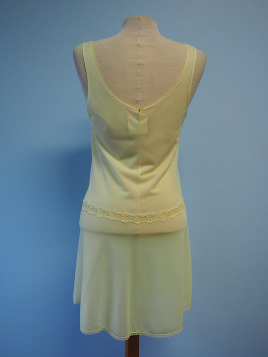 Vaaleankeltainen yöpaita