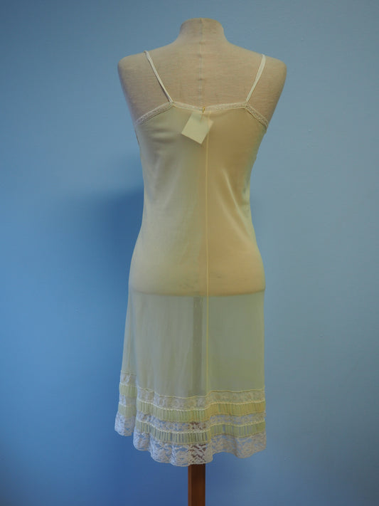 Vaaleankeltainen yöpaita