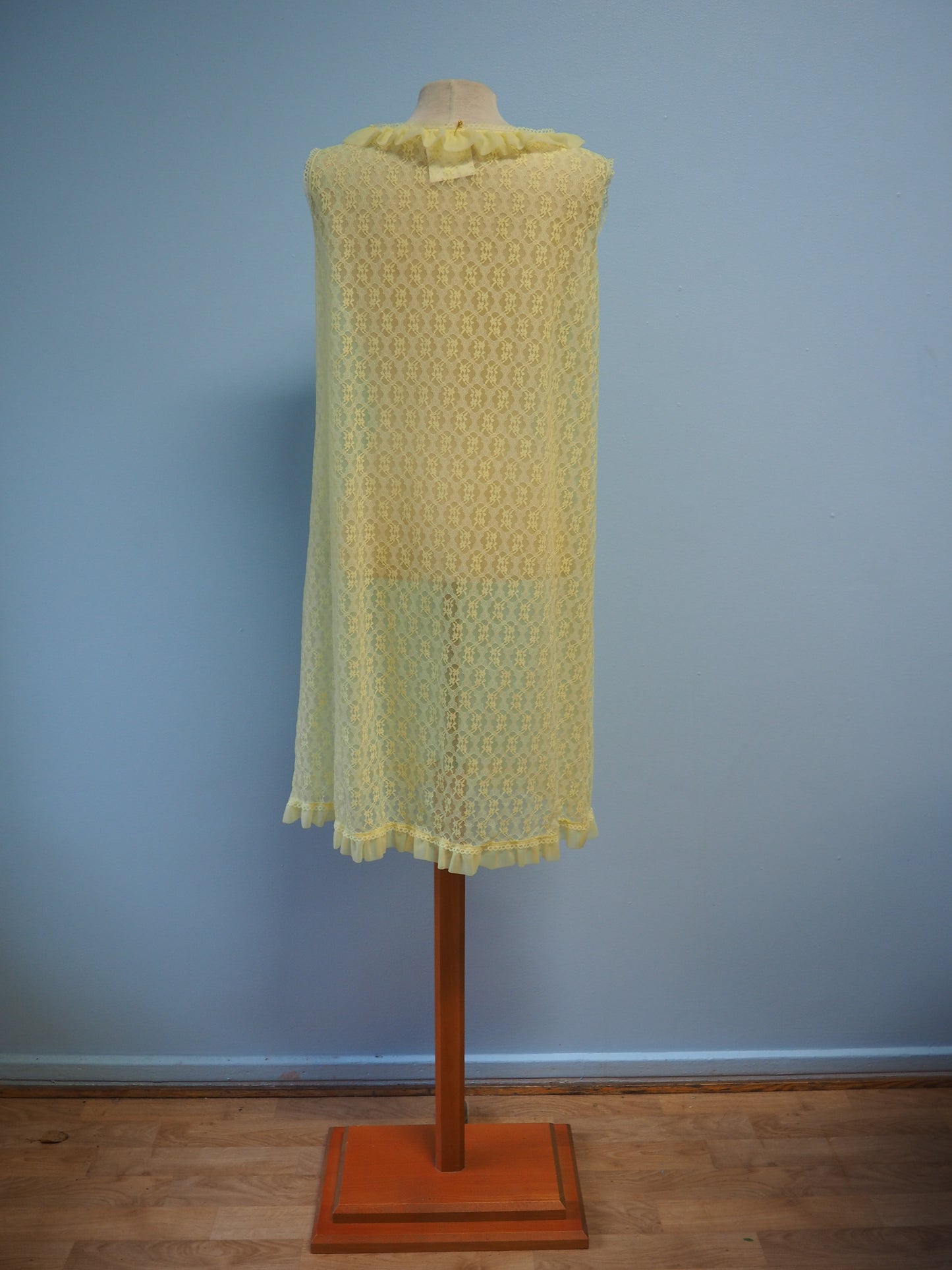 Vaaleankeltainen pitsinen yömekko