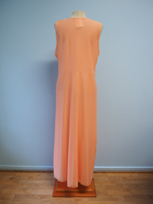 Korallinsävyinen pitsinen yöpaita