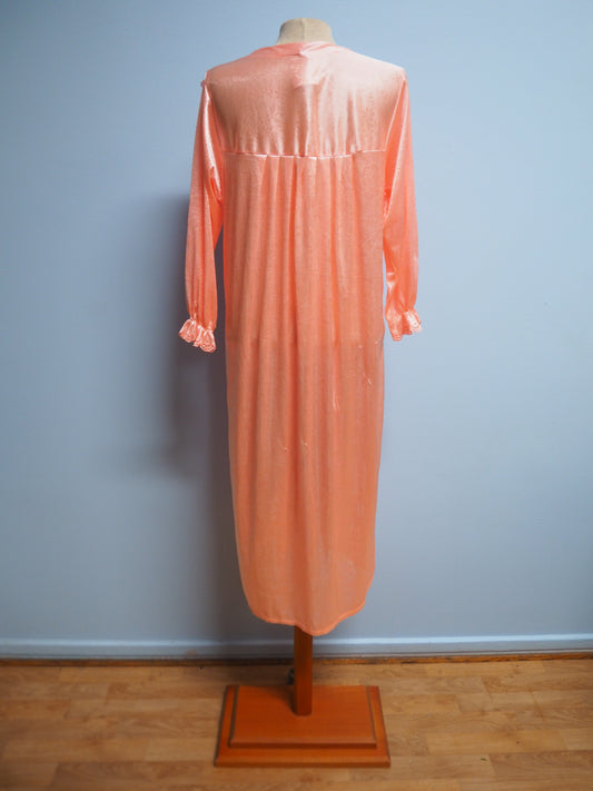 Vaaleanpunertava yömekko