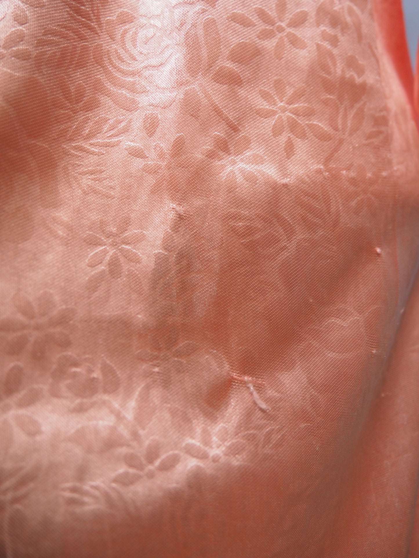 Vaaleanpunertava yömekko