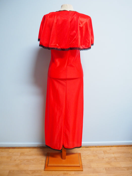 Oranssinpunertava yöpaita pitsikoristeella