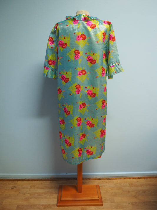 Kukkakuviollinen monivärinen aamutakki