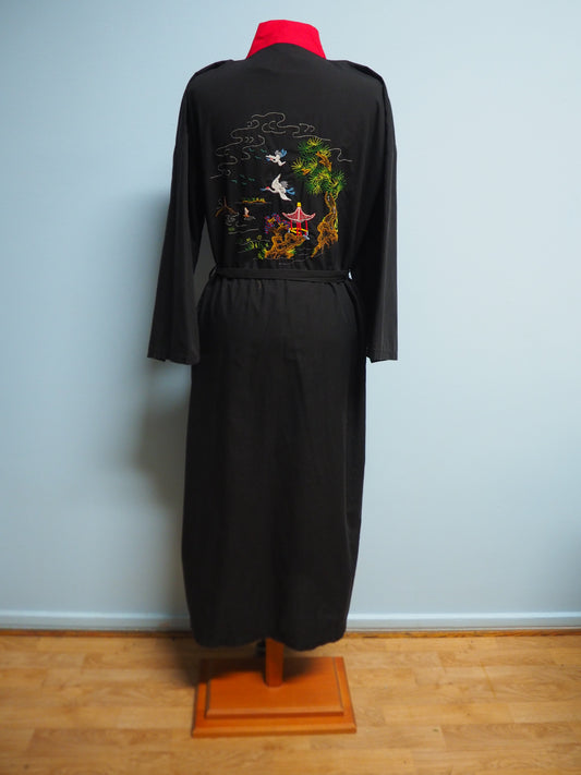 Kirjailtu aasialaishenkinen aamutakki