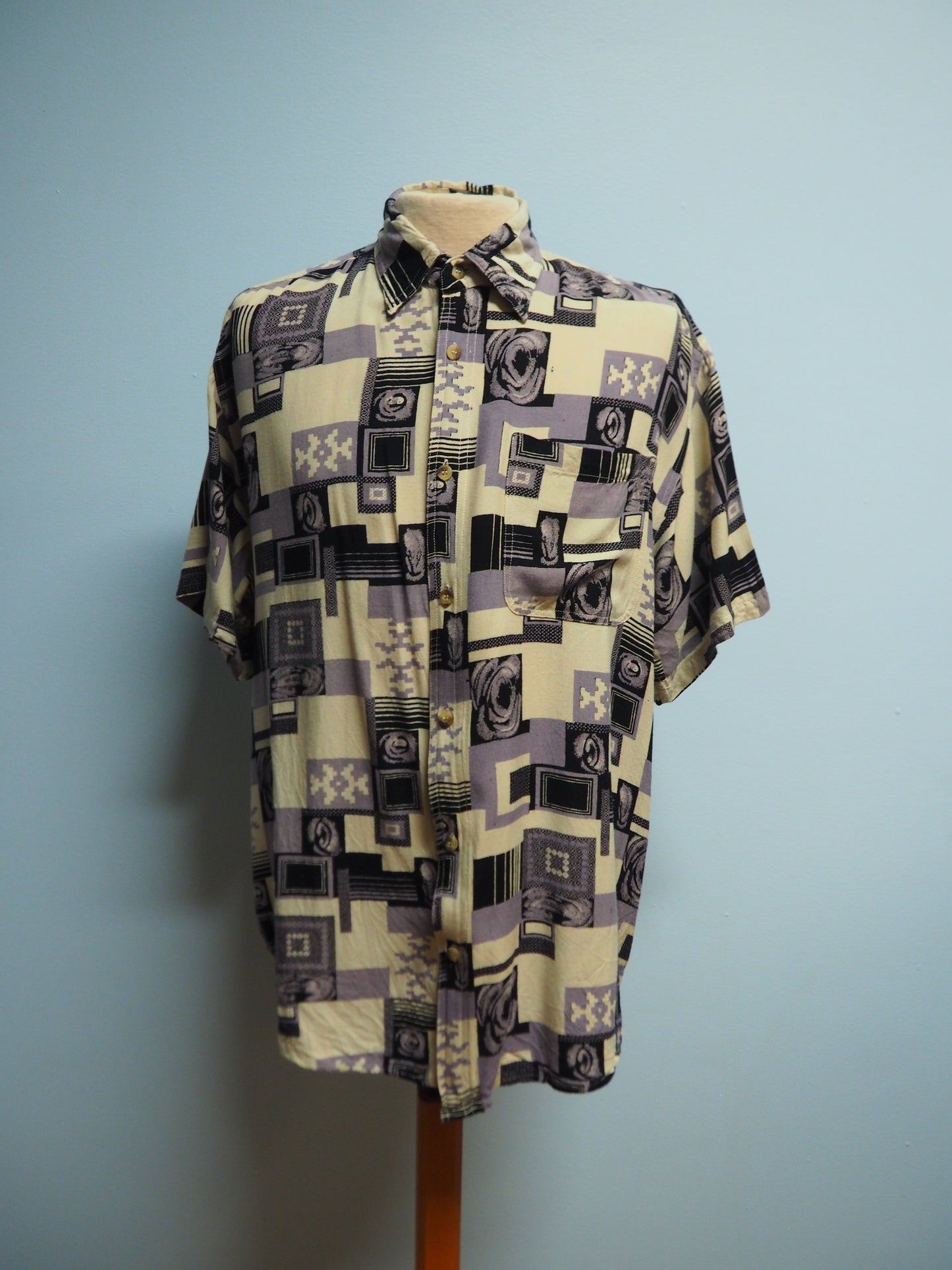 Monivärinen kuviollinen unisex kauluspaita