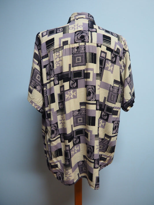 Monivärinen kuviollinen unisex kauluspaita