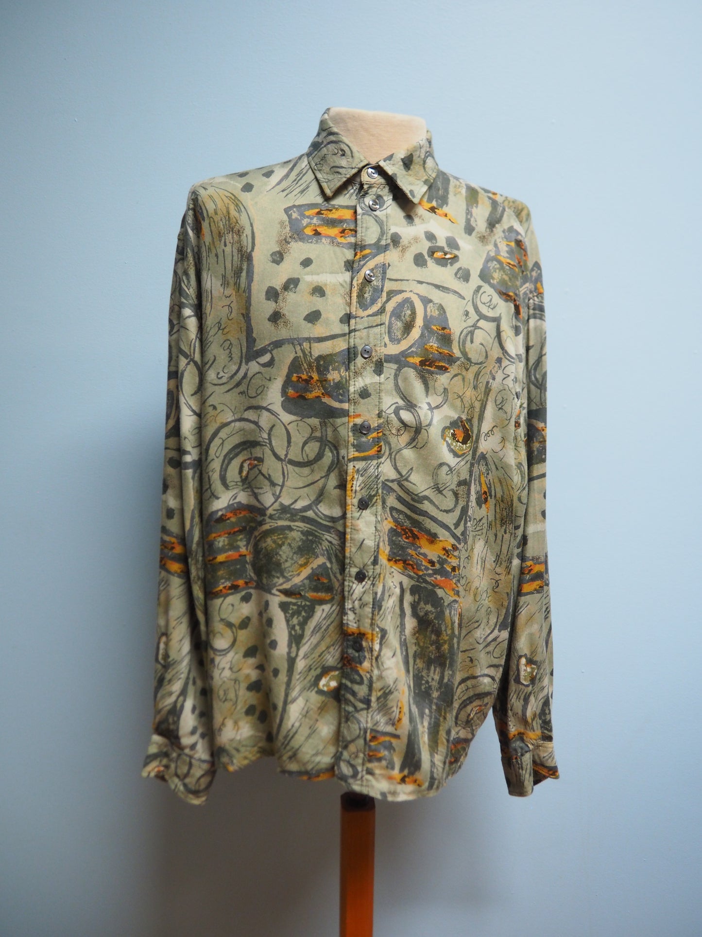 Monivärinen kuviollinen unisex kauluspaita