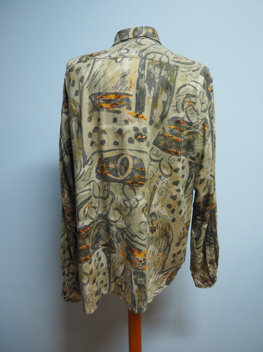 Monivärinen kuviollinen unisex kauluspaita