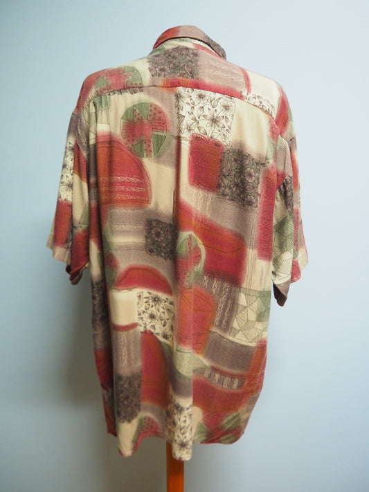 Monivärinen kuviollinen unisex kauluspaita