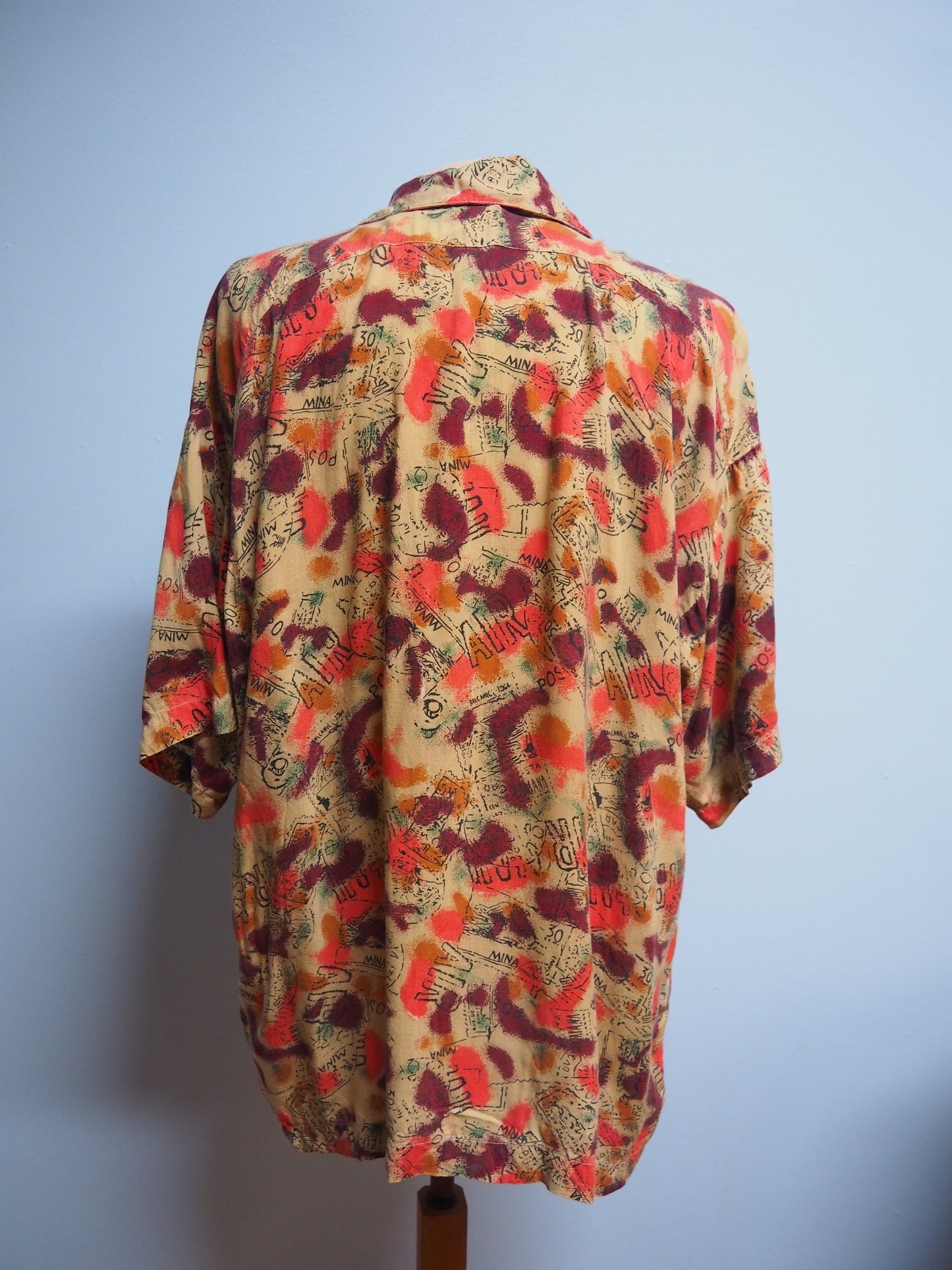 Monivärinen kuviollinen unisex kauluspaita