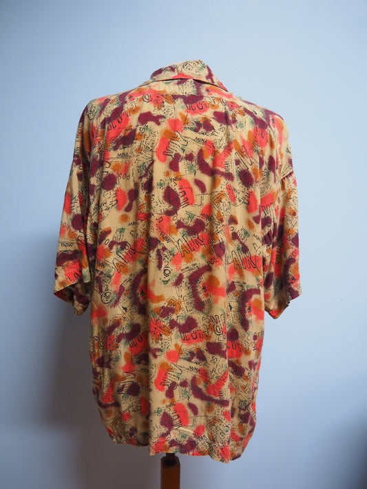 Monivärinen kuviollinen unisex kauluspaita