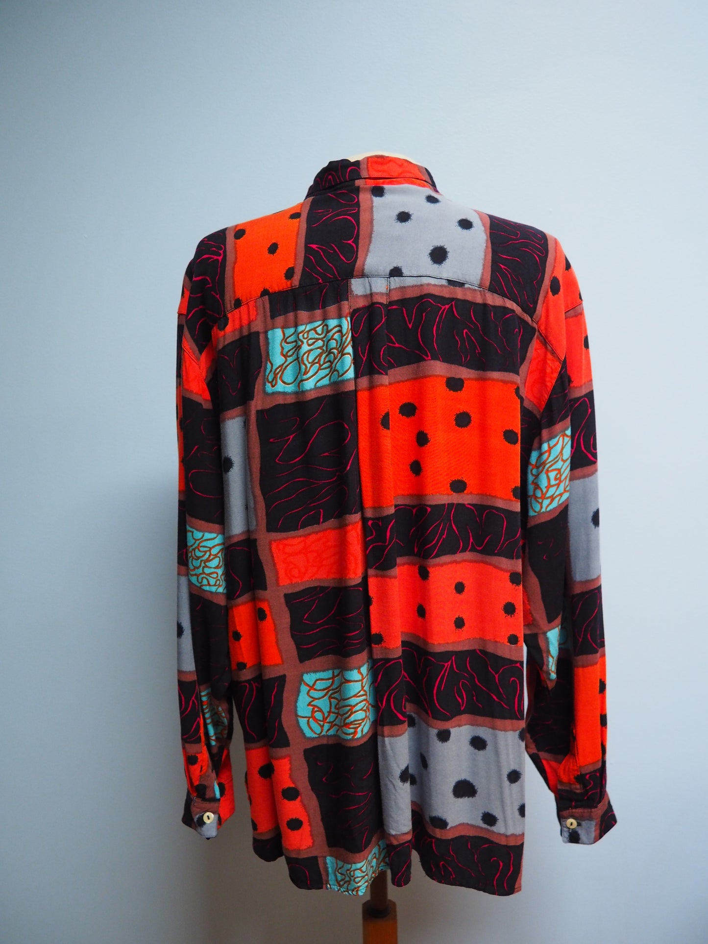 Monivärinen kuviollinen unisex kauluspaita