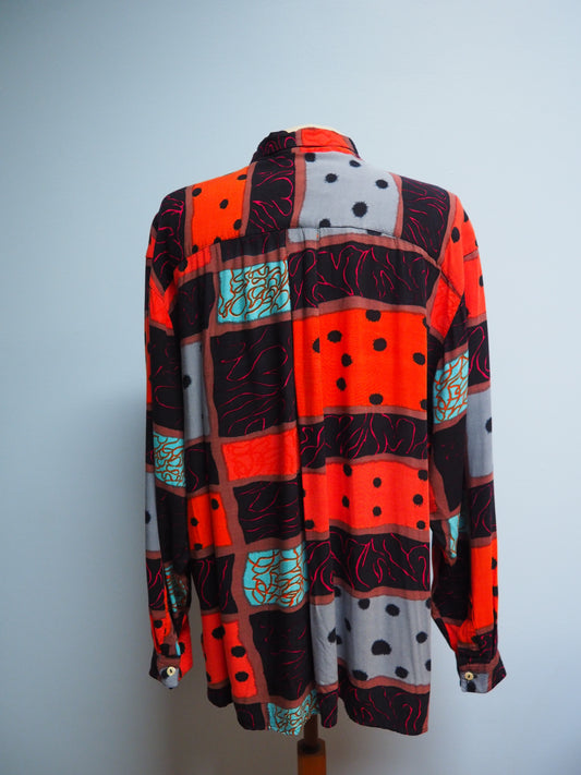 Monivärinen kuviollinen unisex kauluspaita