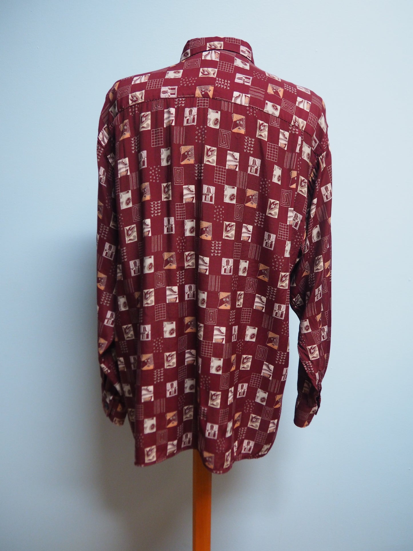Monivärinen kuviollinen unisex kauluspaita