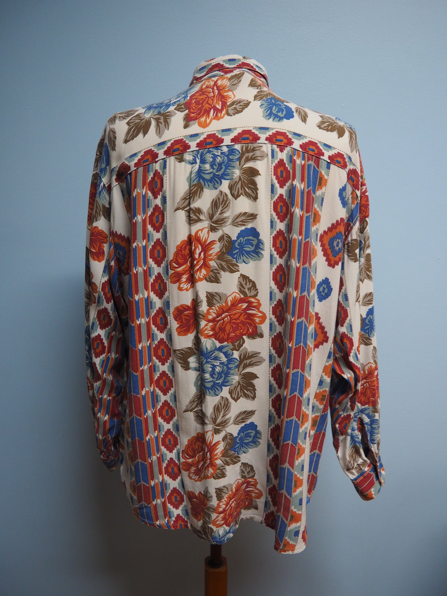 Monivärinen kukkakuviollinen unisex kauluspaita