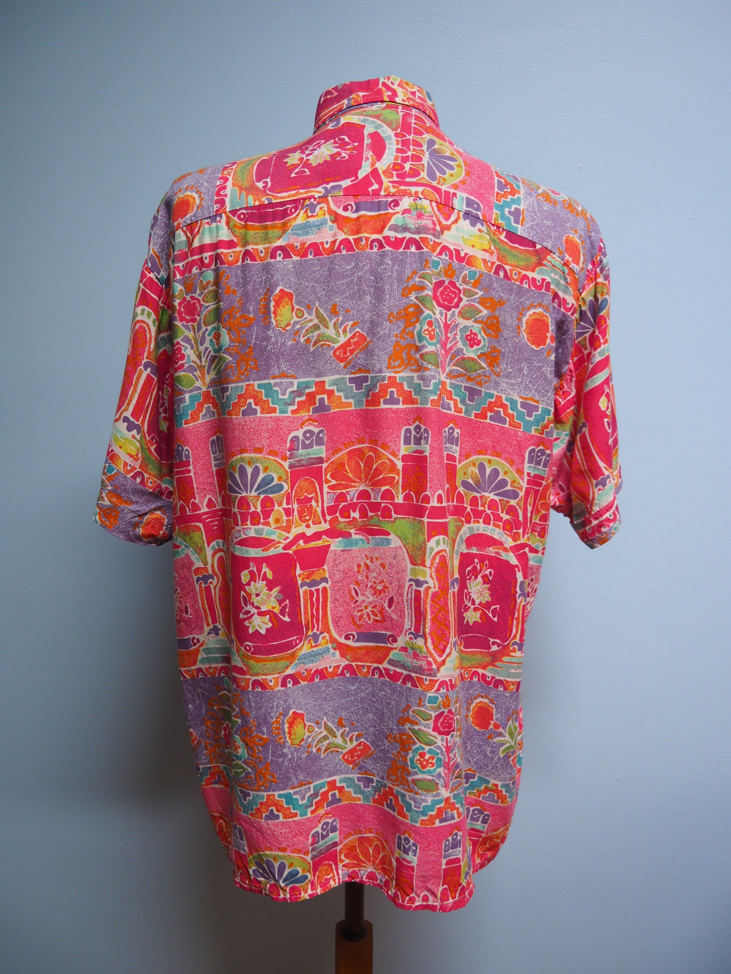 Monivärinen kuviollinen unisex kauluspaita