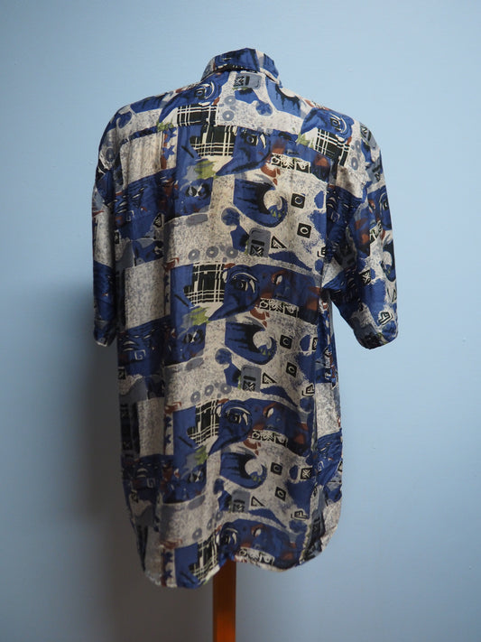 Monivärinen kuviollinen silkkinen kauluspaita