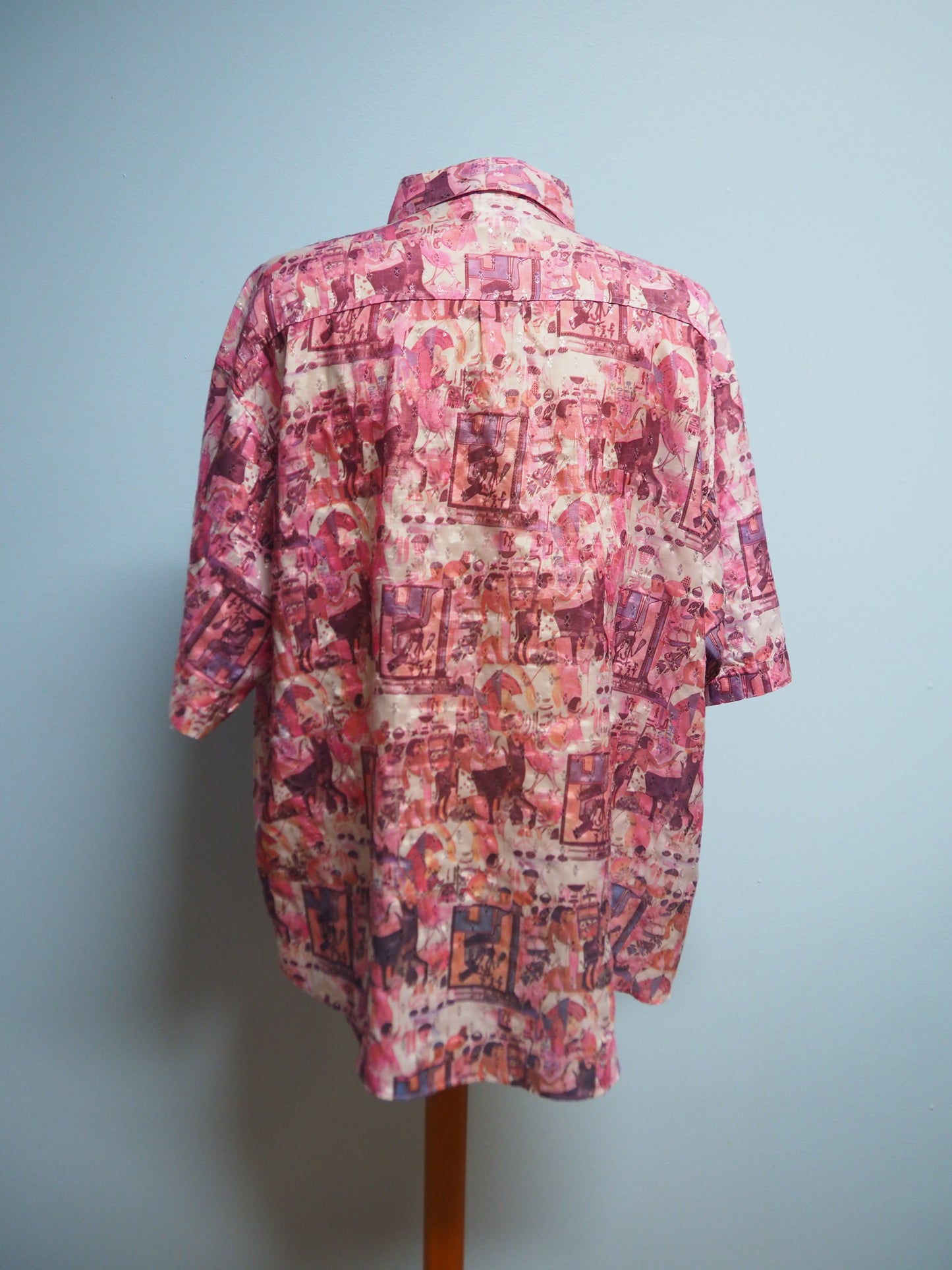 Vaaleanpunainen kuviollinen silkkinen kauluspaita