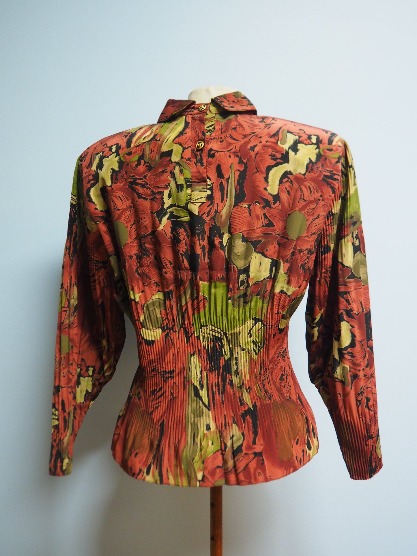 Ruskea kuviollinen pusero