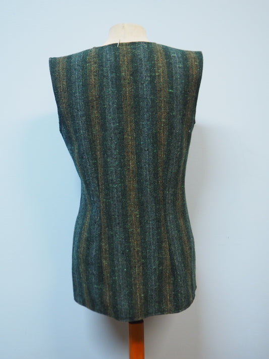 Vihreä raidallinen villaliivi