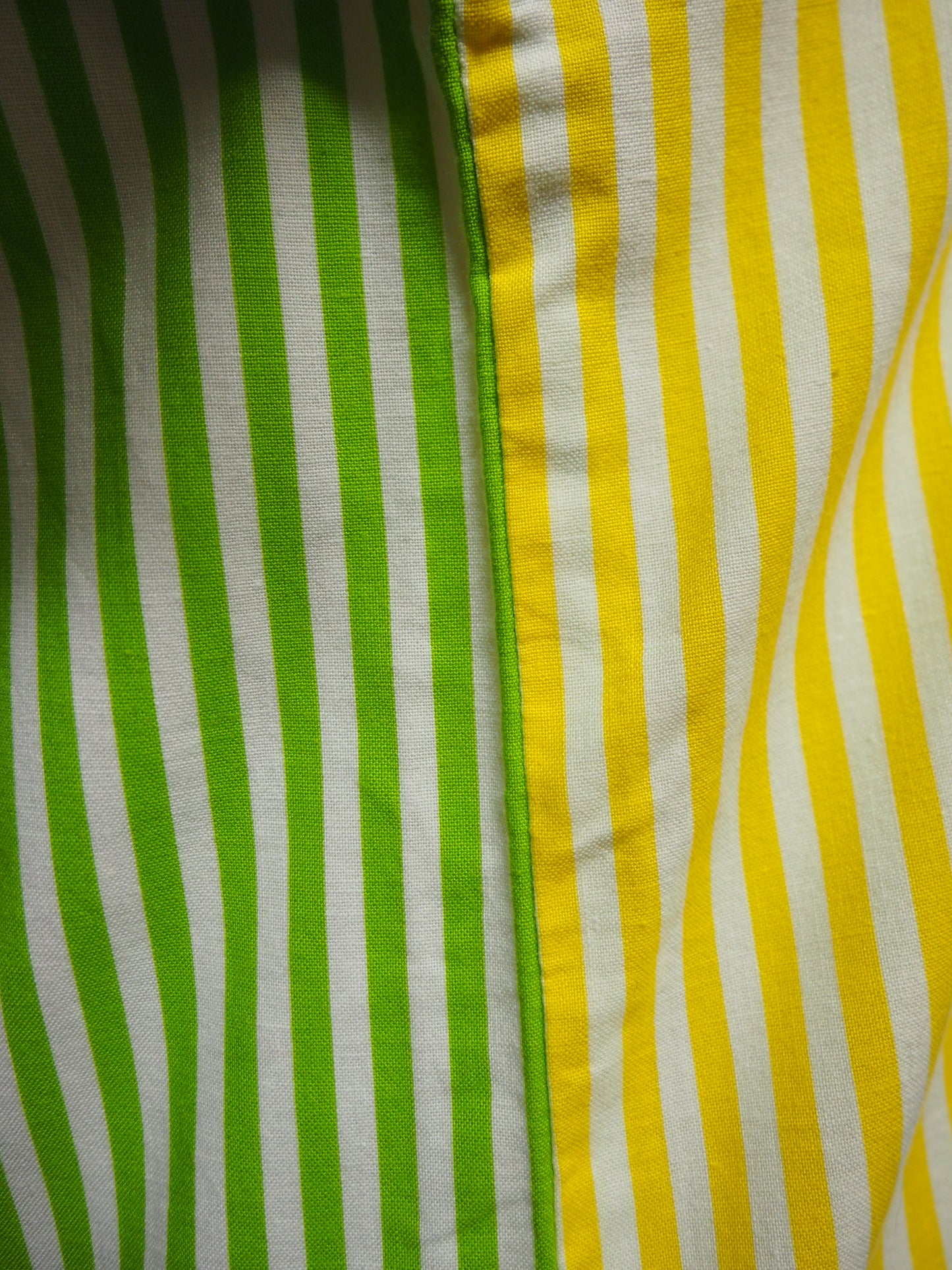 Raidallinen kaksivärinen paita