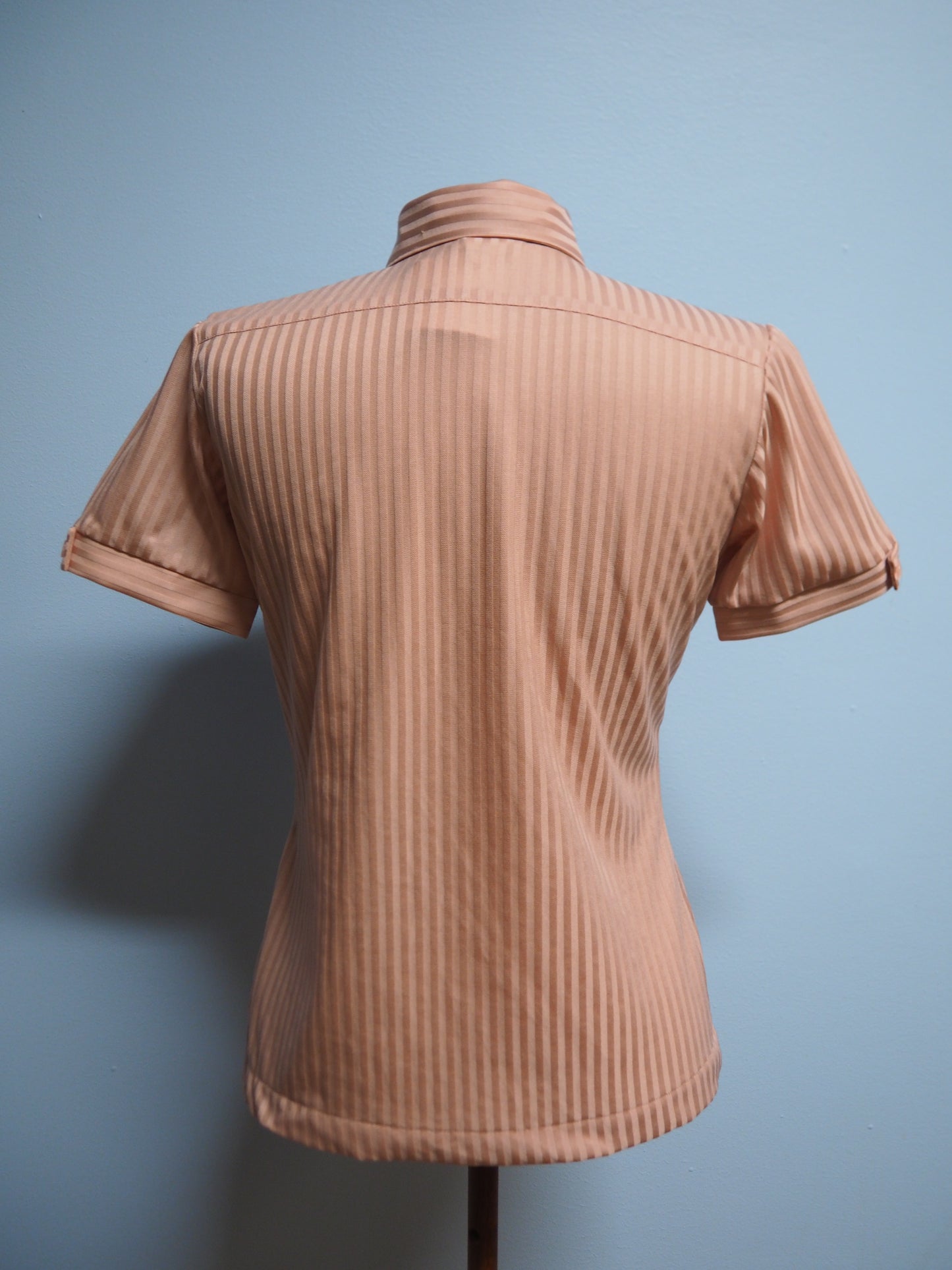 Vanhan roosan värinen raidallinen paita