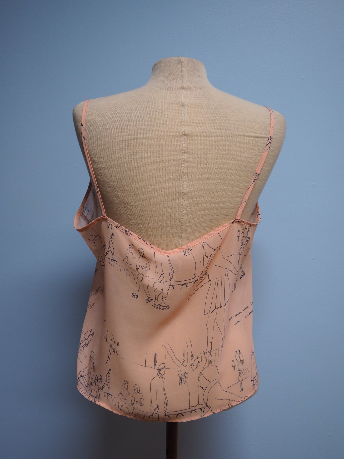 Vaalea kuviollinen läpikuultava toppi