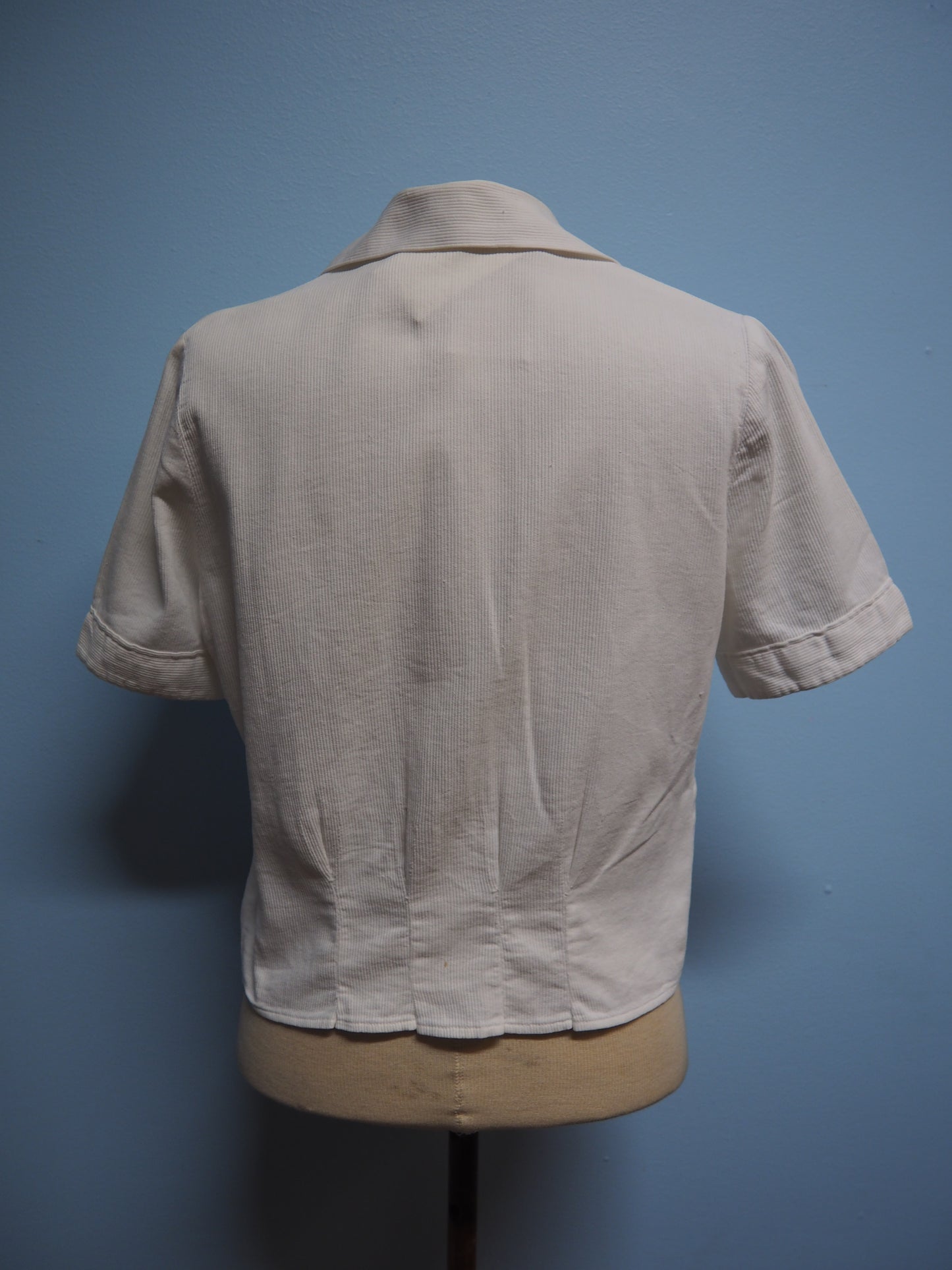 Valkoinen nappikoristeinen paita