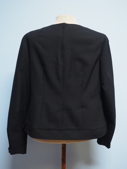 Musta pitkähihainen paita