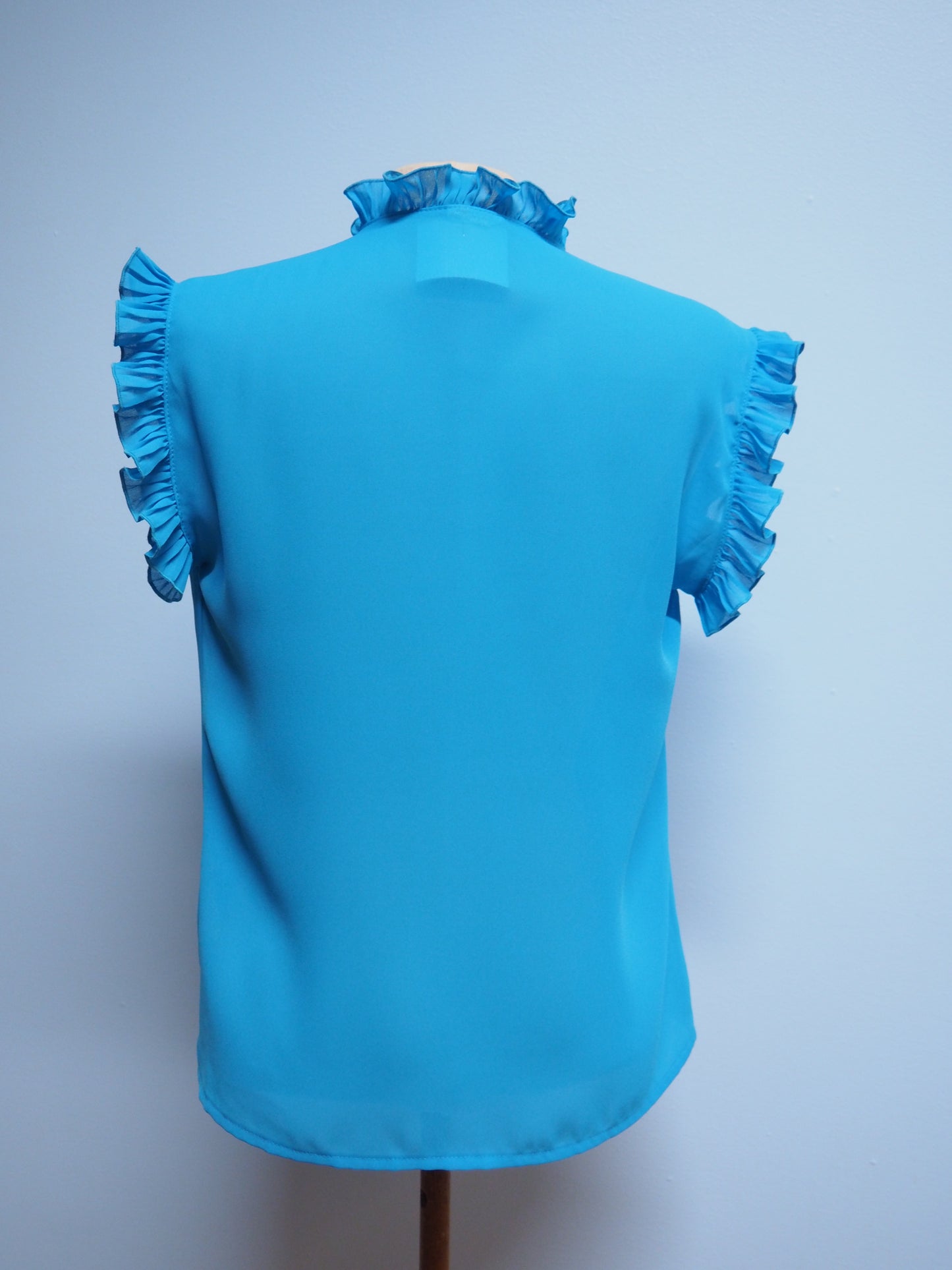 Vaaleansininen Pallo-Paidan röyhelökoristeinen paita