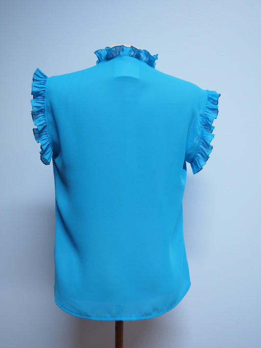 Vaaleansininen Pallo-Paidan röyhelökoristeinen paita