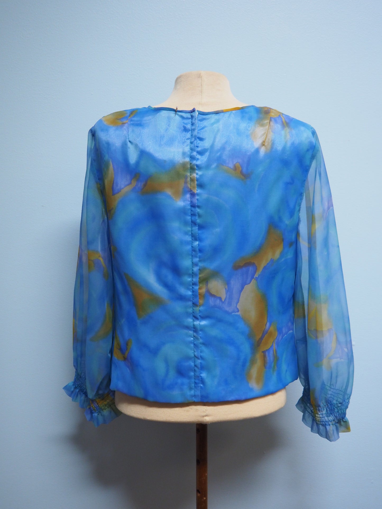 Sinivioletti kuviollinen pusero