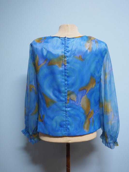 Sinivioletti kuviollinen pusero