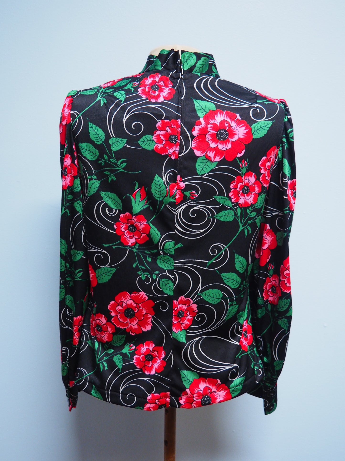 Musta kukkakuviollinen huivikauluksinen pitkähihainen paita