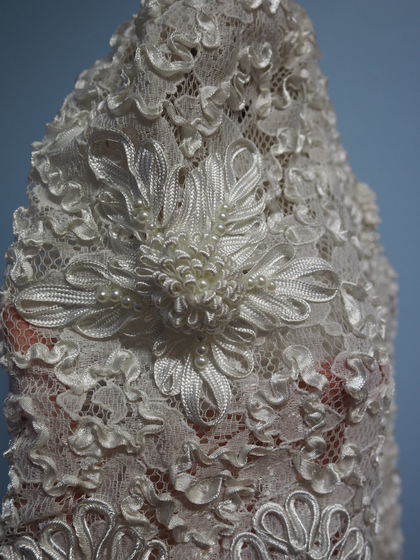 Valkoinen pitsikuvioinen ja helmikoristeinen pusero