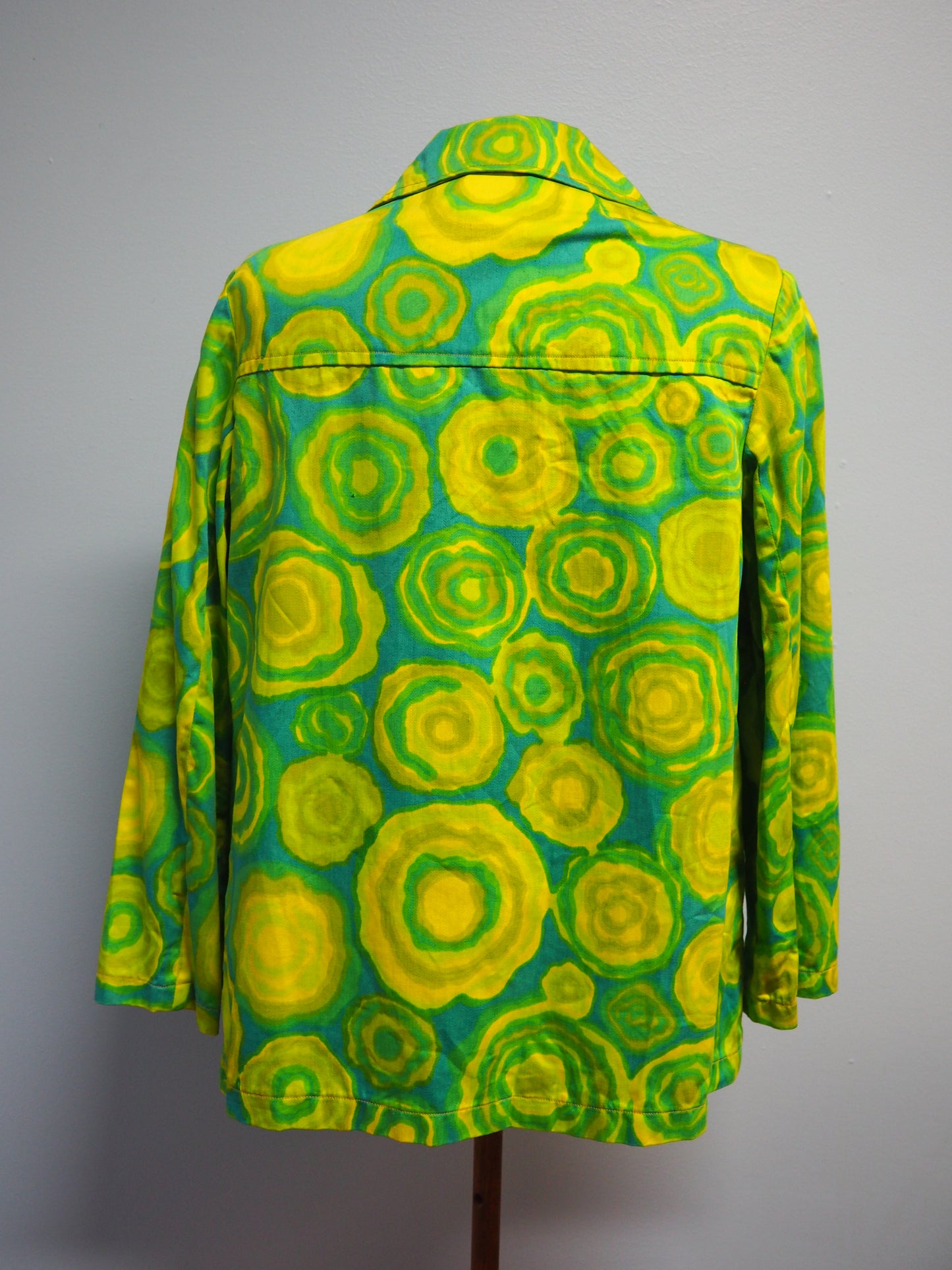 Monivärinen kuviollinen jakku