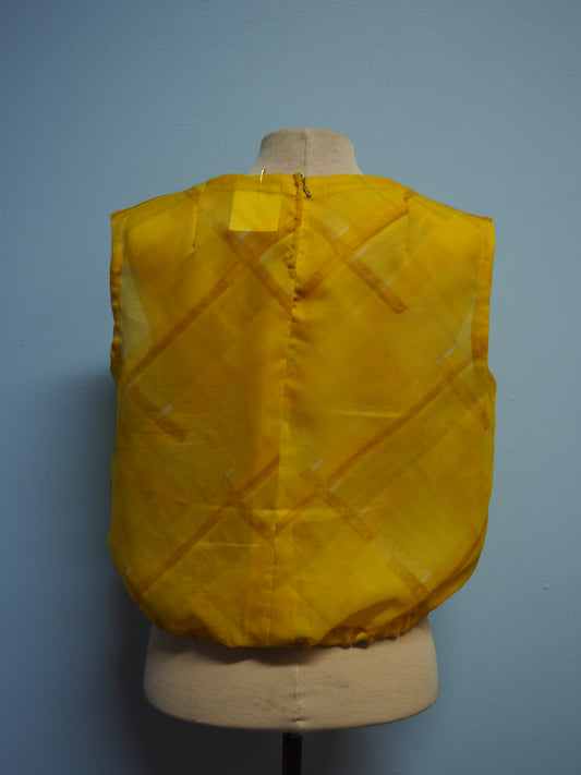 Keltainen läpikuultava sifonkitoppi