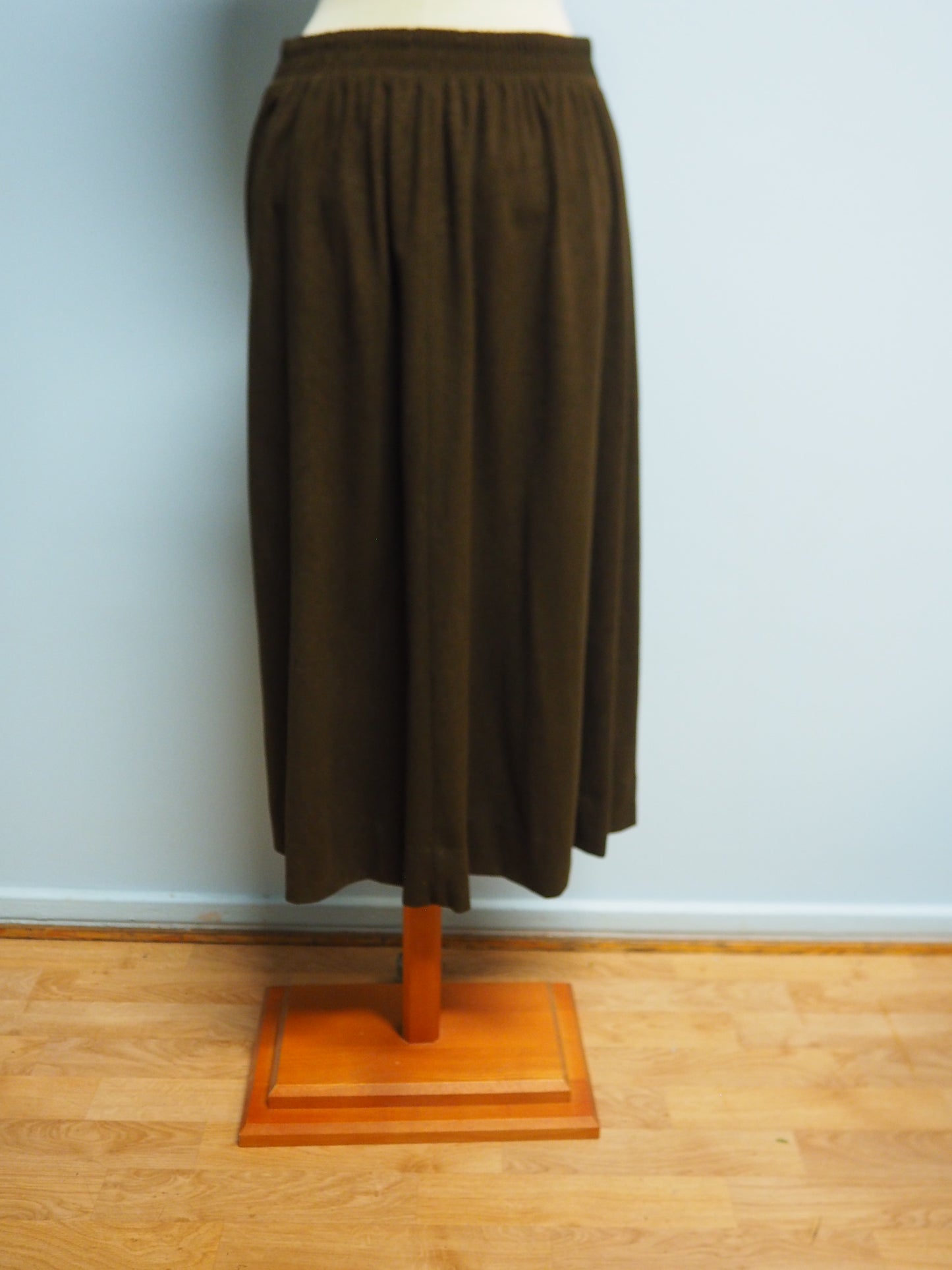 Vihertävän ruskea hame