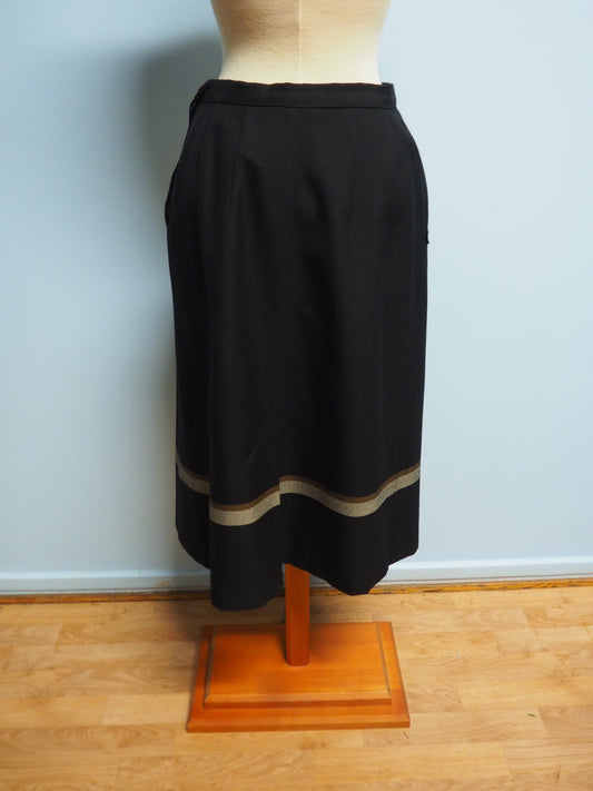 Musta Arolan hame ruskeilla raidoilla