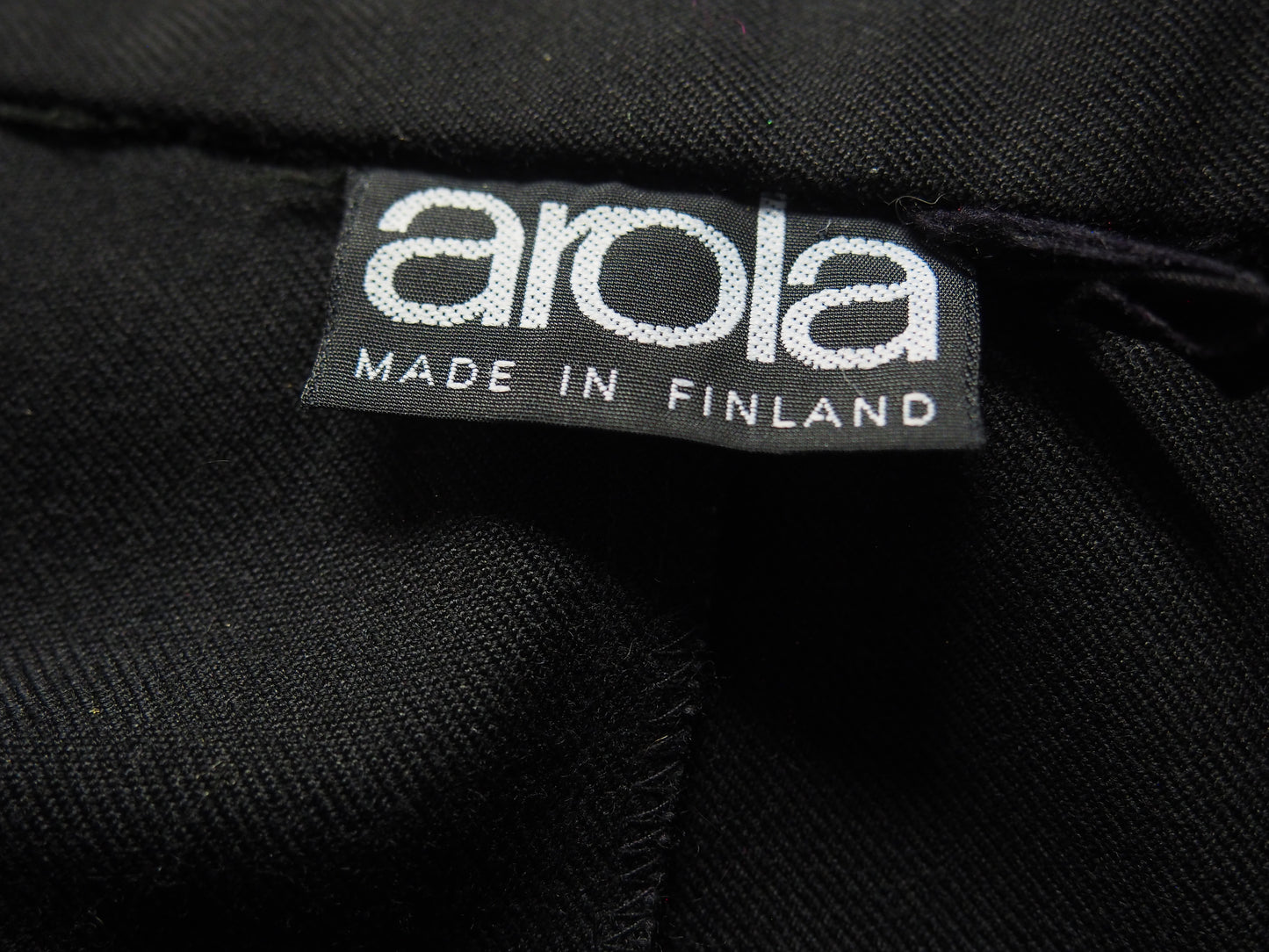 Musta Arolan hame ruskeilla raidoilla